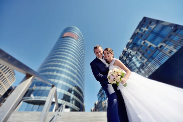 Bonito casamento casal abraçando — Fotografia de Stock