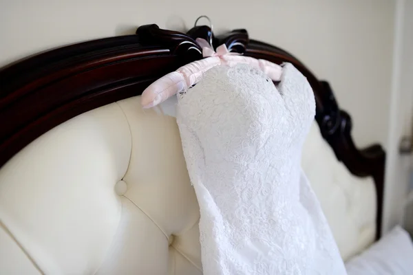 Vestido de noiva branco bonito — Fotografia de Stock