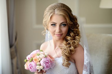 güzel sarışın gelin gelinlik