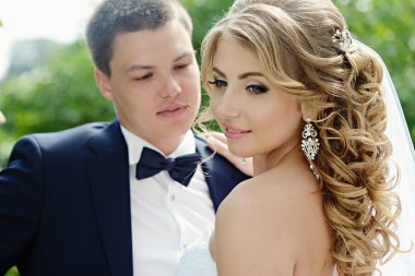 Güzel düğün çifti sarılma