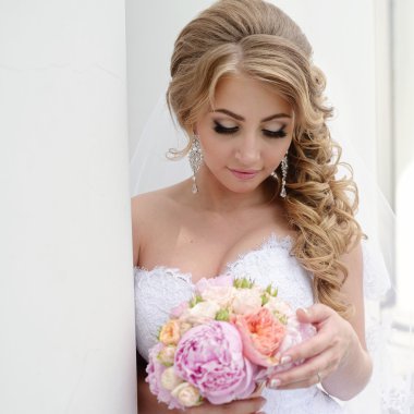 güzel sarışın gelin gelinlik