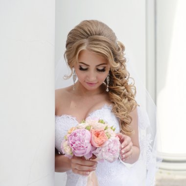 güzel sarışın gelin gelinlik