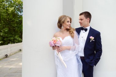 Güzel düğün çifti sarılma