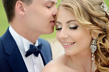 Güzel düğün çifti sarılma