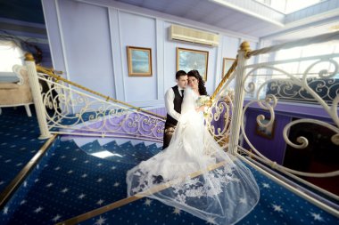 Zarif iç sarılma Düğün çifti