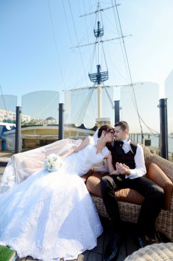 Düğün çifti sarılma