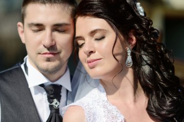 Düğün çifti sarılma