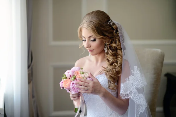 Schöne blonde Braut im Brautkleid — Stockfoto