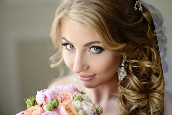 Beautiful blonde bride in wedding dress — Stock Photo, Image