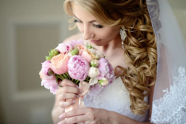 Linda noiva loira em vestido de noiva — Fotografia de Stock