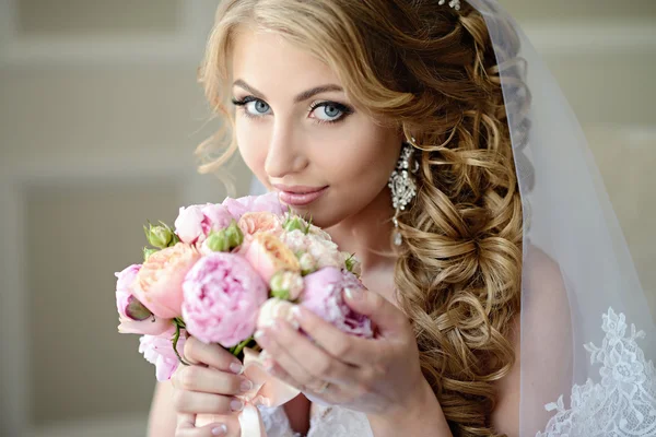 Hermosa novia rubia en vestido de novia —  Fotos de Stock