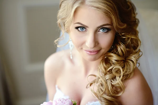 Krásná blondýna nevěsta ve svatebních šatech — Stock fotografie
