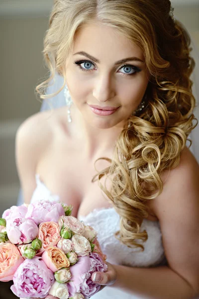 Beautiful blonde bride in wedding dress — Stock Photo, Image