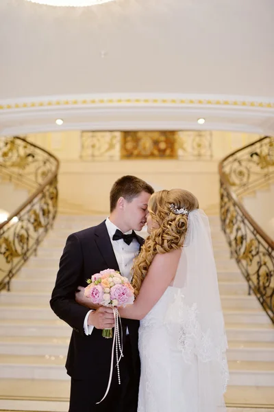 Reunião de casal de casamento de manhã — Fotografia de Stock