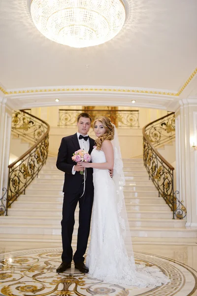 Reunião de casal de casamento de manhã — Fotografia de Stock