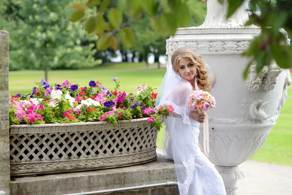 Mooie bruid in park — Stockfoto