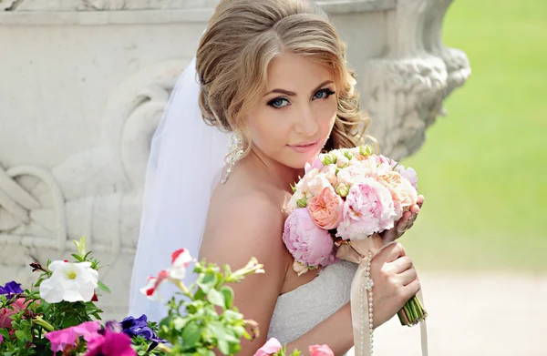 Beautiful blonde bride in park — Stock Photo, Image
