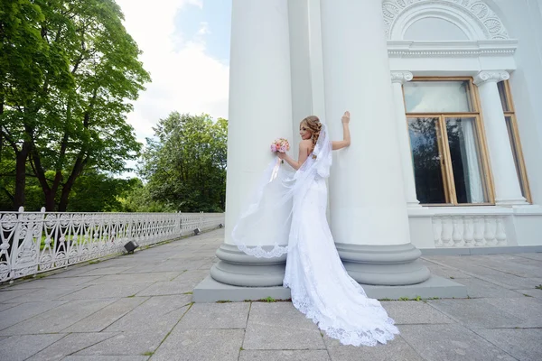 güzel sarışın gelin gelinlik