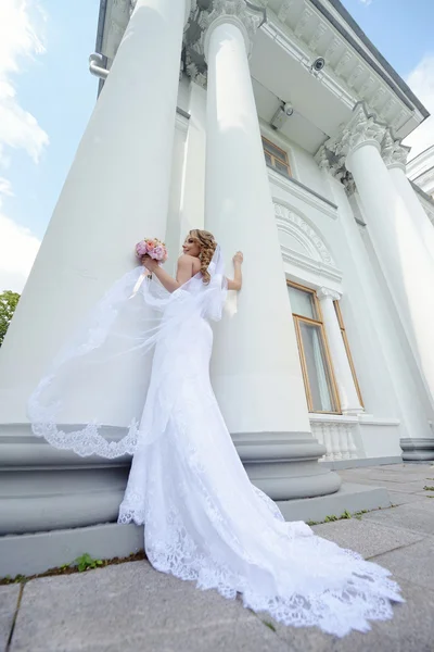 Piękna blondynka panny młodej w sukni ślubnej — Zdjęcie stockowe