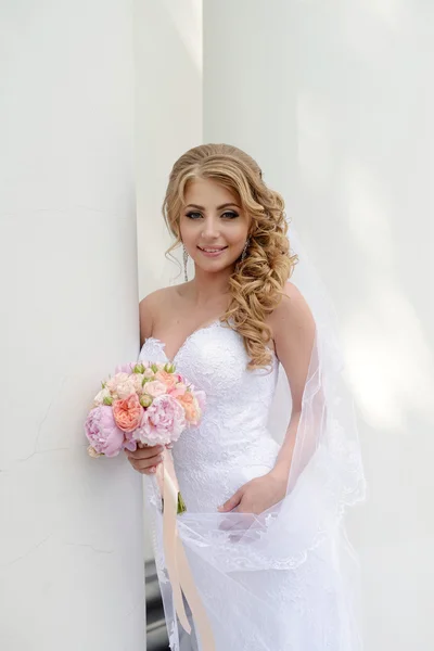 Belle mariée blonde en robe de mariée — Photo