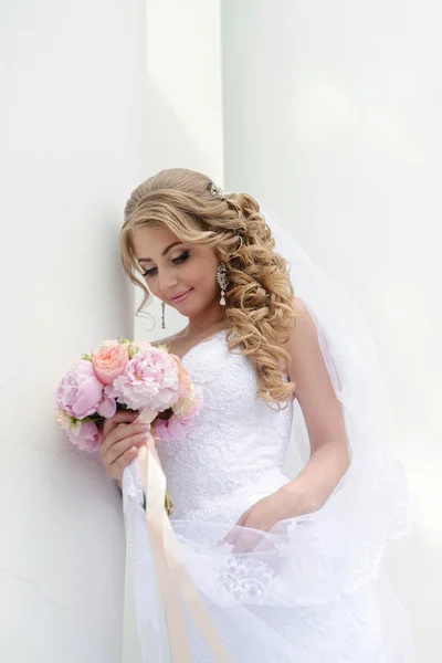 Schöne blonde Braut im Brautkleid — Stockfoto