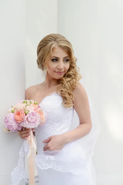 Beautiful blonde bride in wedding dress — Stock Photo, Image