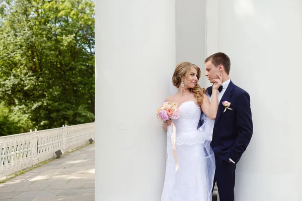 Bonito casamento casal abraçando — Fotografia de Stock