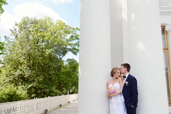 Bellissimo matrimonio coppia abbracci — Foto Stock