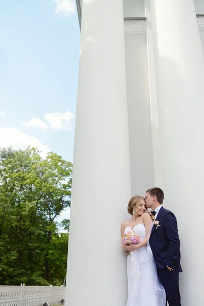 Bellissimo matrimonio coppia abbracci — Foto Stock