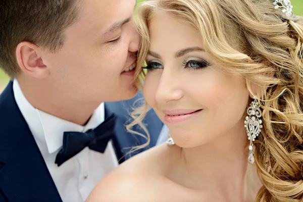 Beautiful Wedding couple hugging — Stock Photo, Image