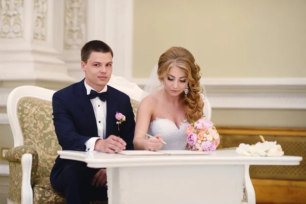 Novia y novio registrando el matrimonio —  Fotos de Stock