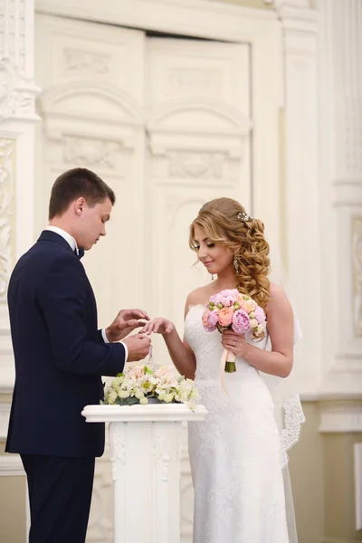 Novia y novio registrando el matrimonio — Foto de Stock