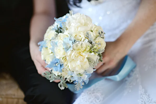 Noiva segurando lindo buquê de casamento — Fotografia de Stock