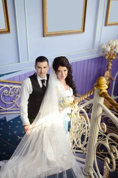 Couple de mariage câlin dans un intérieur élégant — Photo