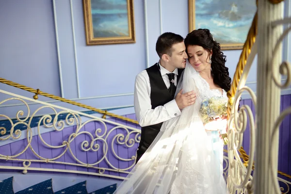 Zarif iç sarılma Düğün çifti