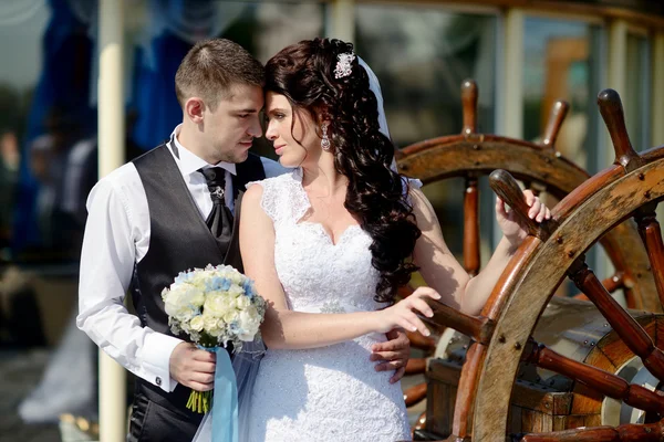 Schönes Hochzeitspaar im Freien — Stockfoto