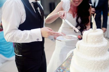 Gelin ve damat düğün pastasını kesiyor