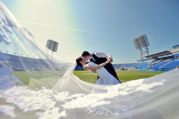 Matrimonio coppia sullo stadio di calcio — Foto Stock