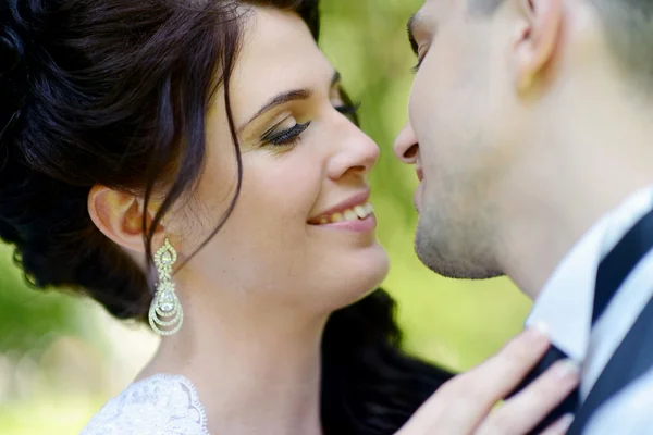 Hermosa novia y novio en el parque — Foto de Stock