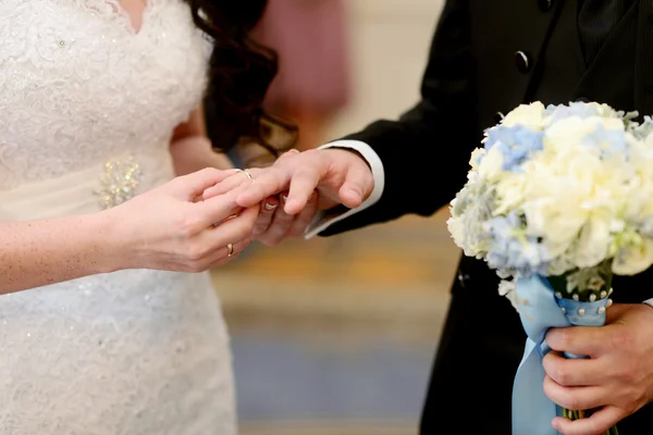 Bride and groom registering marriage — Stock Photo, Image