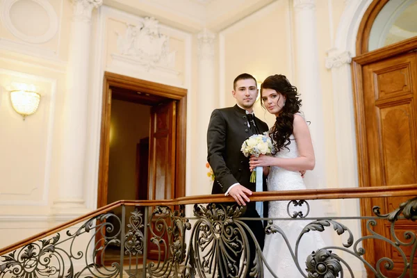 Casal bonito no interior elegante — Fotografia de Stock