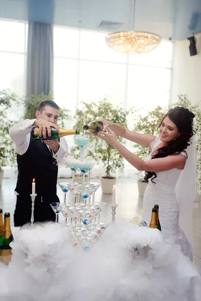 Bruiloft paar gieten champagne — Stockfoto