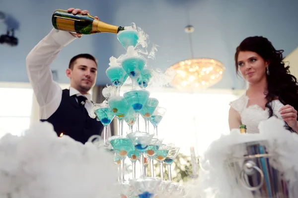 Wedding couple pouring champagne — Stock Photo, Image