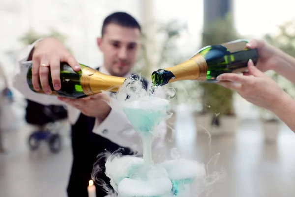 Bruiloft paar gieten champagne — Stockfoto