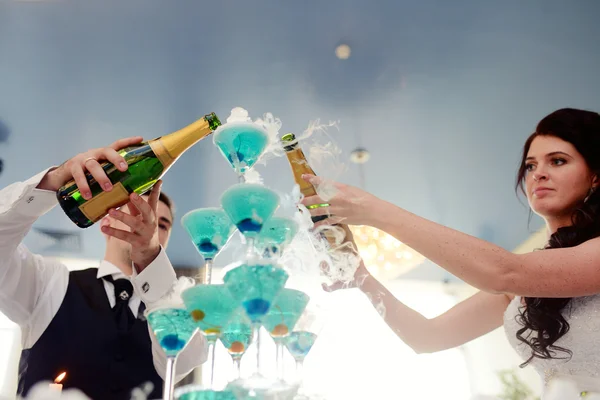 Bruiloft paar gieten champagne — Stockfoto