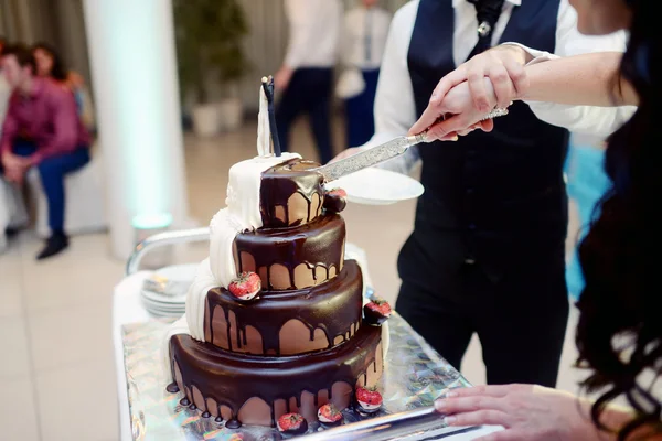 Свадебный торт для невесты и жениха — стоковое фото