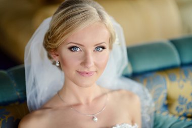 güzel sarışın gelin gelinlik