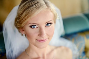 güzel sarışın gelin gelinlik