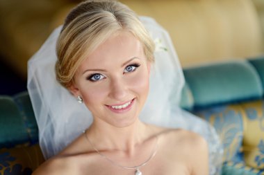 güzel sarışın gelin gelinlik