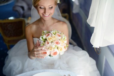 Güzel sarışın gelin buketi ile